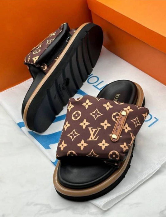 Papuci Louis Vuitton – Eleganță Relaxată